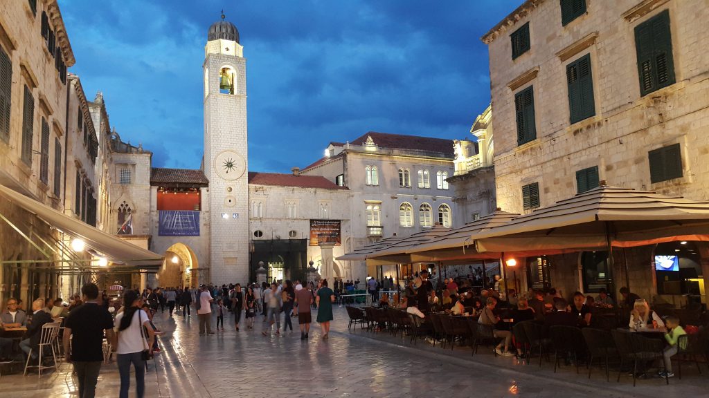 Walk in Dubrovnik. What to do in Dubrovnik at night.
